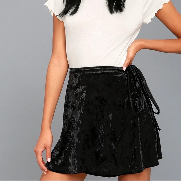 SMALL BLACK VELVET WRAP MINI SKIRT - Picture 2 of 12